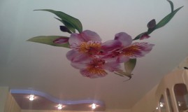 Двухуровневый потолок белый тканевый с фотопечатью "Орхидея" в комнате с точечной подсветкой в Донском