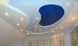 Трёхуровневый потолок в морских тонах лаковый и тканевый в номере гостиницы с точечной подсветкой